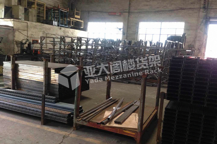 廣州亞大閣樓貨架廠家訂單不斷,工廠人員正全力以赴趕貨中